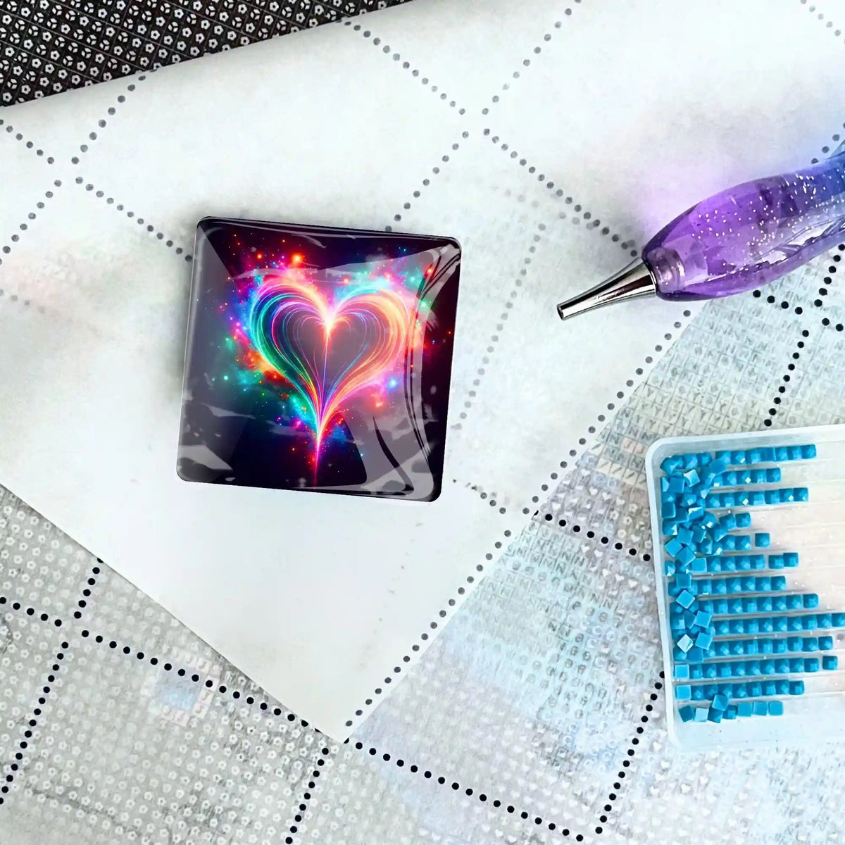 Magnetischer Glas-Coverminder Herzflimmern auf einer Diamond Painting Leinwand mit Glitzersteinen und Stift