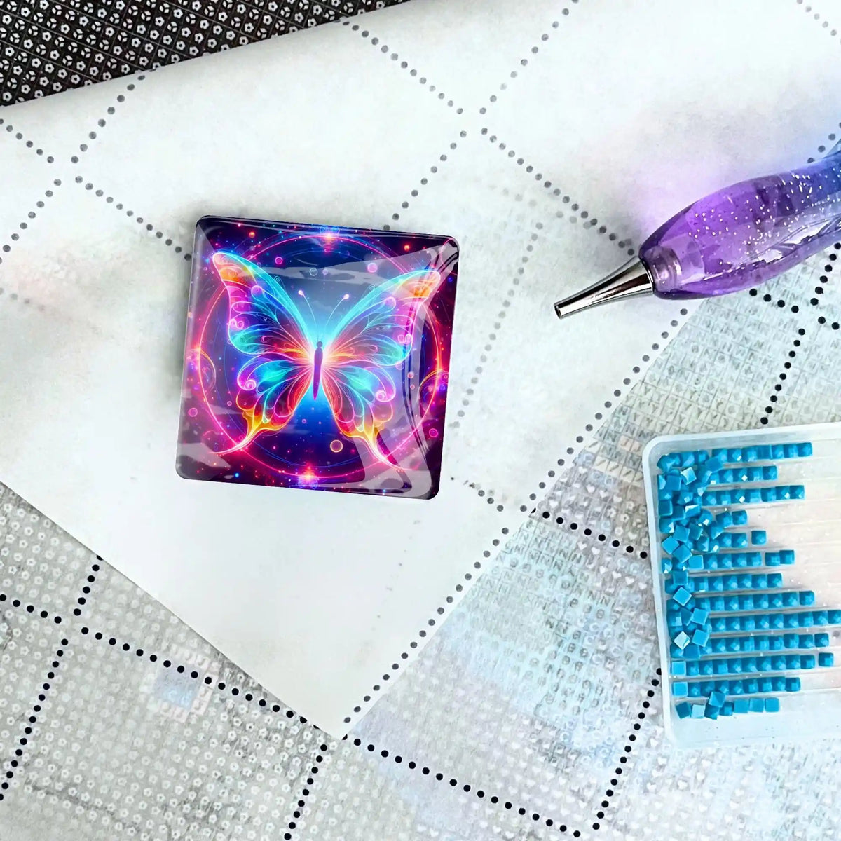 Magnetischer Diamond Painting Cover Minder mit Schmetterling-Motiv auf einer Leinwand mit Stift und Glitzersteinen