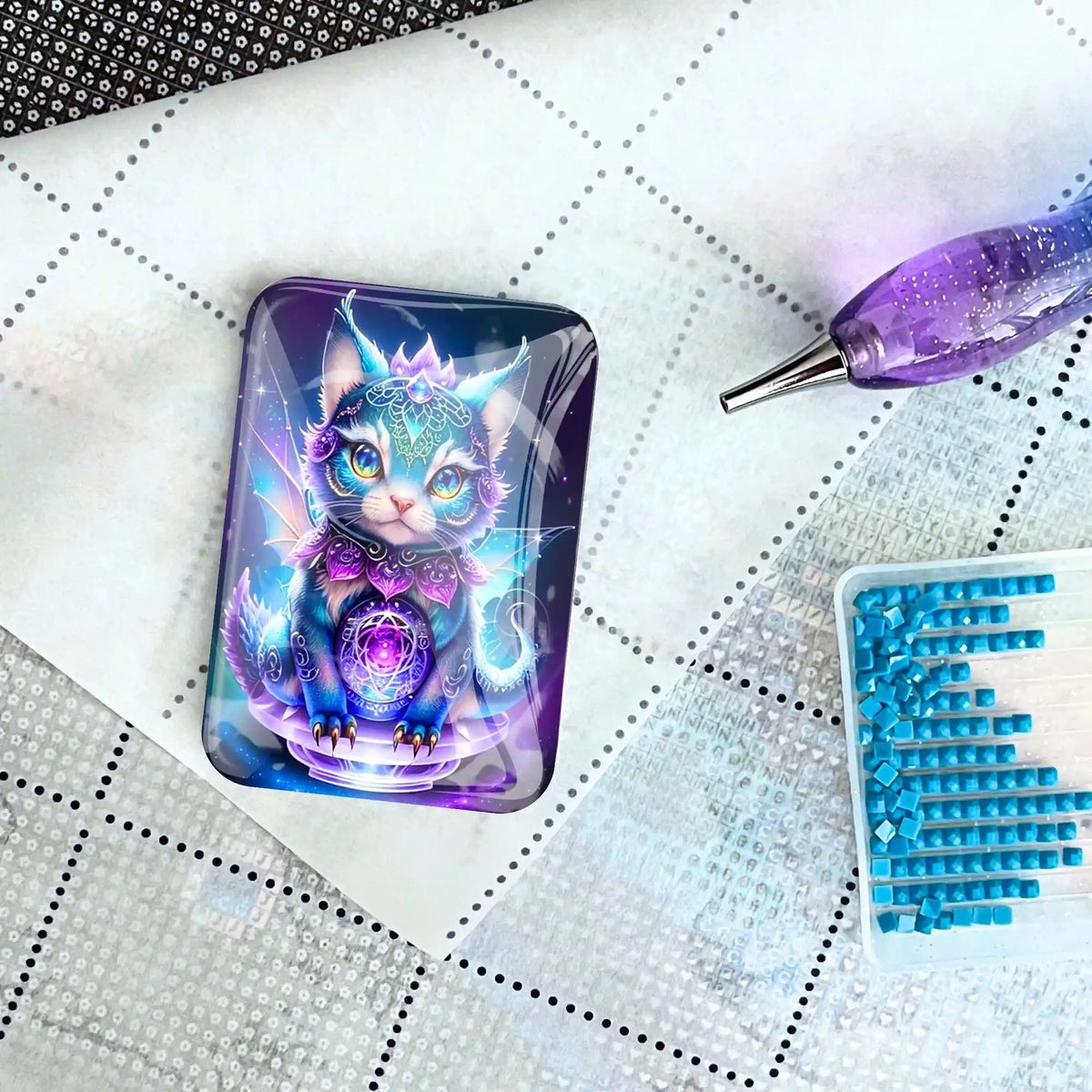 Mystical Kitty Cover Minder für Diamond Painting mit buntem Katzen-Motiv auf einer Leinwand mit Stift und Steinchen.