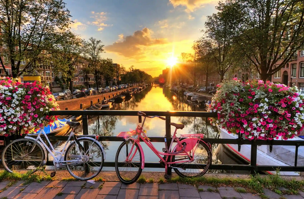 Diamond Painting Set Sonnenuntergang in Amsterdam mit Fahrrädern, Blumen und Kanal – entspannendes DIY-Bastelprojekt.