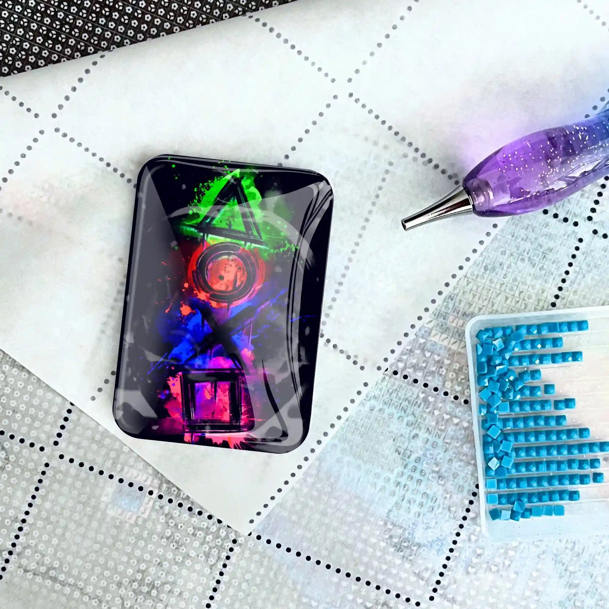 Glas Cover Minder mit Gaming-Motiv auf einer Diamond Painting Leinwand mit Glitzer-Stift und blauem Steinchen-Set