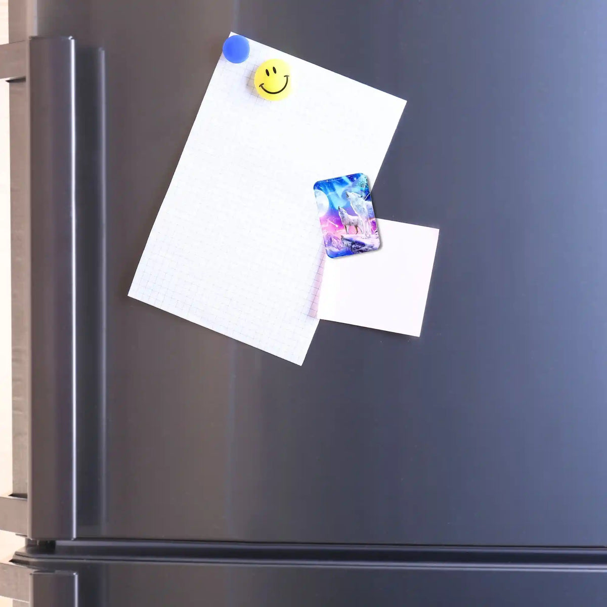 Diamond Painting Cover Minder mit Motiv Weiße Wölfe magnetisch an Kühlschrank befestigt