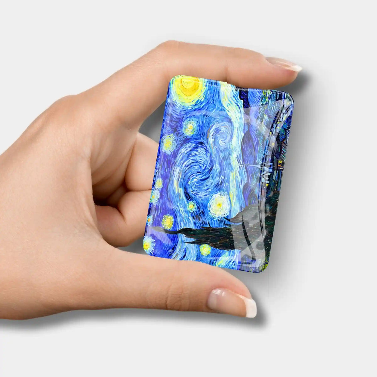 Magnetischer Cover Minder für Diamond Painting mit Van Gogh Sternennacht Motiv in der Hand gehalten