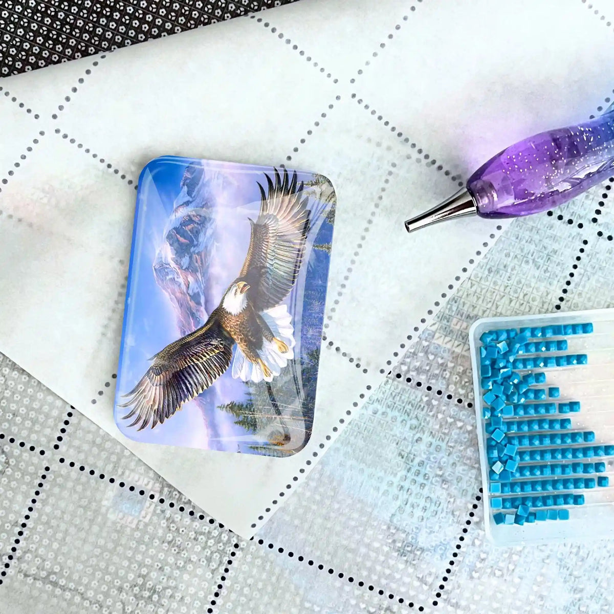 Glas Cover Minder mit Adler Motiv auf Diamond Painting Leinwand mit Stift und blauen Diamanten