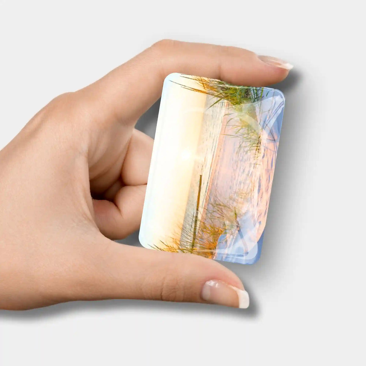 Glas Cover Minder für Diamond Painting mit Motiv Entspannung im Sonnenuntergang in der Hand gehalten