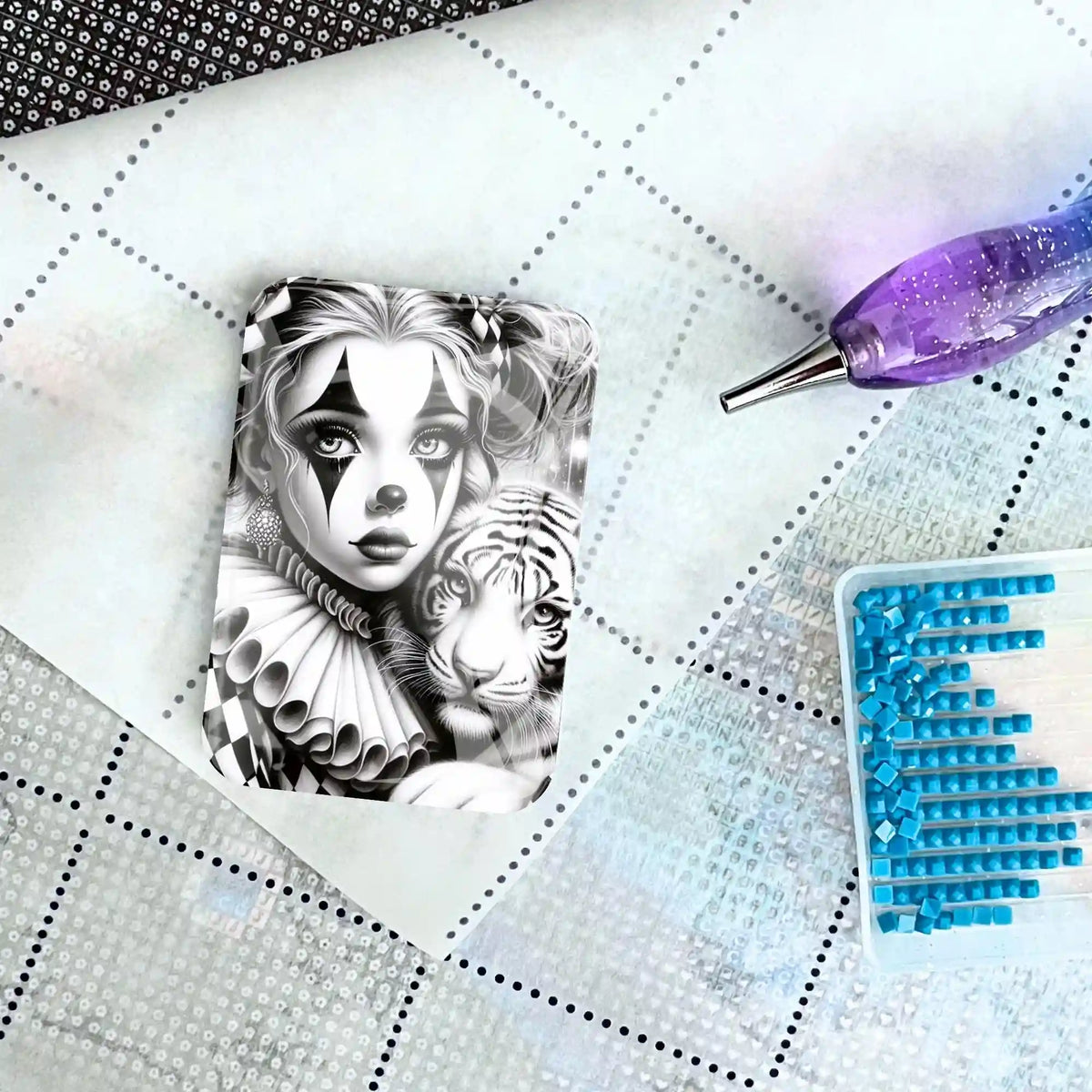 Glas Cover Minder Maskerade mit Clown-Mädchen und Tiger für dein Diamond Painting Zubehör.