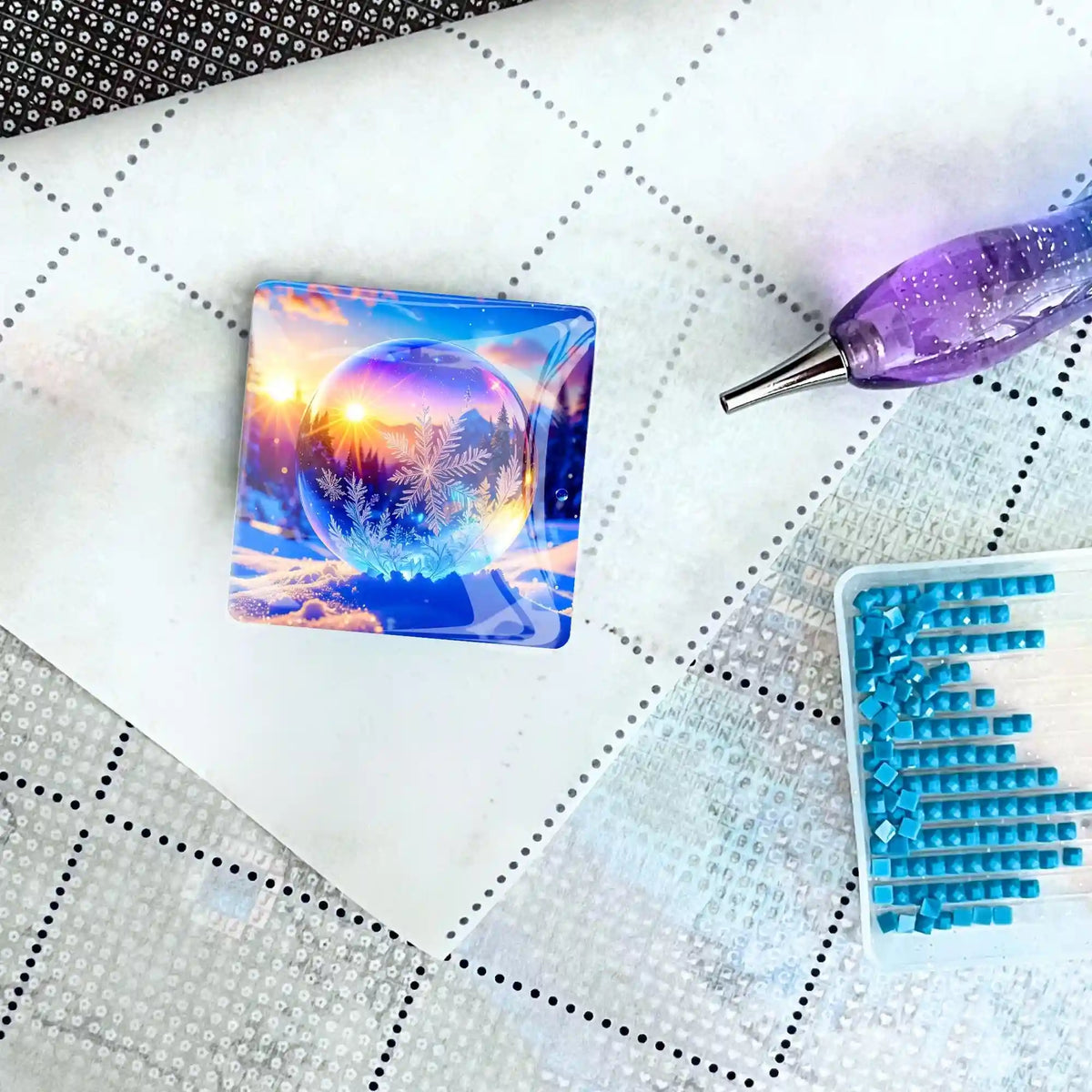 Magischer Kristallwelt Cover Minder auf Diamond Painting Leinwand mit Stift und blauen Steinchen