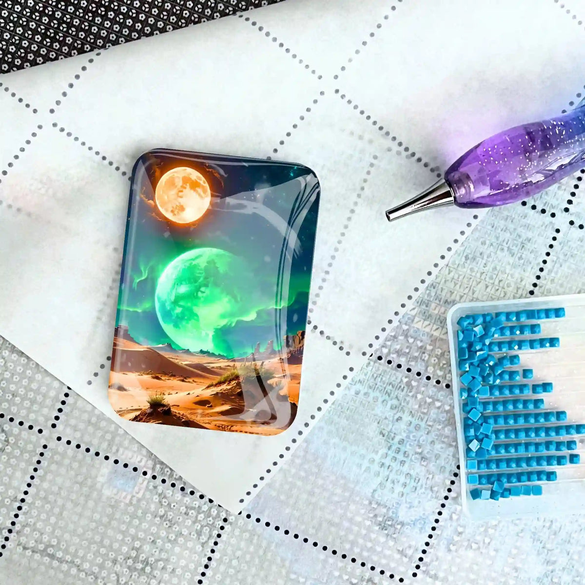 Magischer Cover Minder mit Weltraum-Motiv als Zubehör für dein Diamond Painting auf einer Leinwand mit Stift und Steinen.