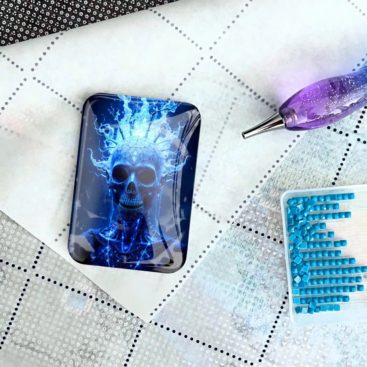 Skull Cover Minder aus Glas auf Diamond Painting Leinwand mit blauem Glitzerstein-Zubehör für kreatives Diamond Painting