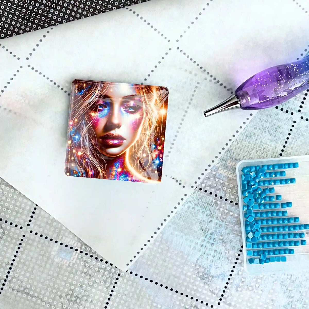 Quadratischer Diamond Painting Cover Minder Elara mit Frauenportrait auf einer Leinwand mit Stift und Glitzersteinen