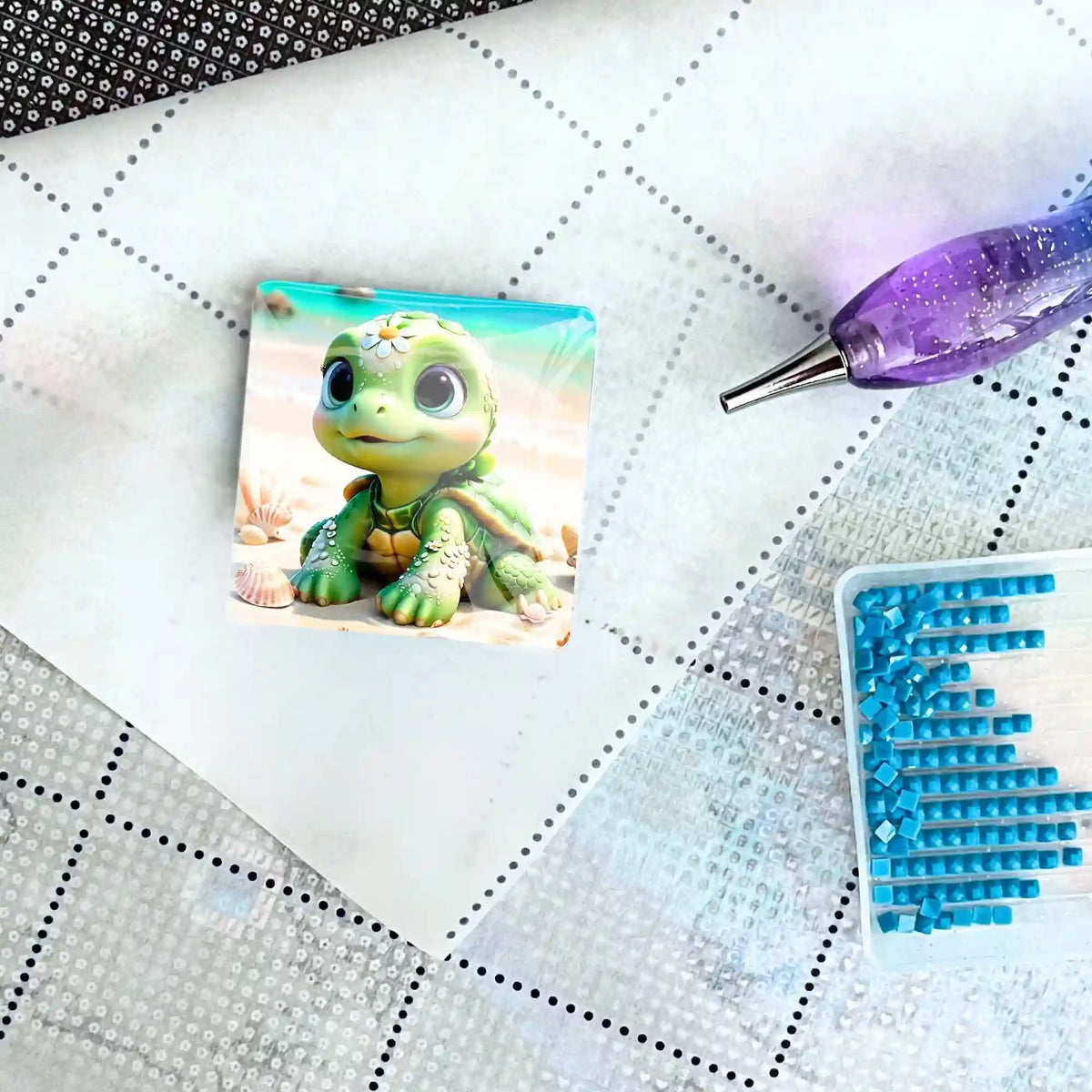 Süßer Schildkröten Cover Minder für Diamond Painting auf einer Leinwand mit Zubehör, Stift und Steinchen.