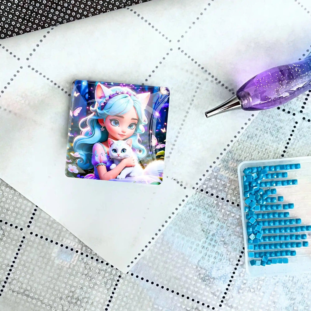 Kim Kitty Girl Cover Minder aus Glas als magnetisches Zubehör für Diamond Painting Sets mit Stift und Steinchen