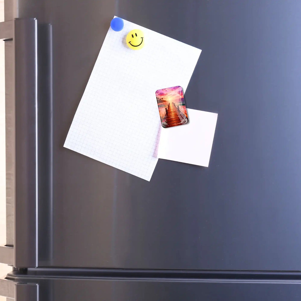 Magischer Coverminder für Diamond Painting mit Sonnenuntergangs-Motiv als starker Magnet an einem Kühlschrank befestigt.