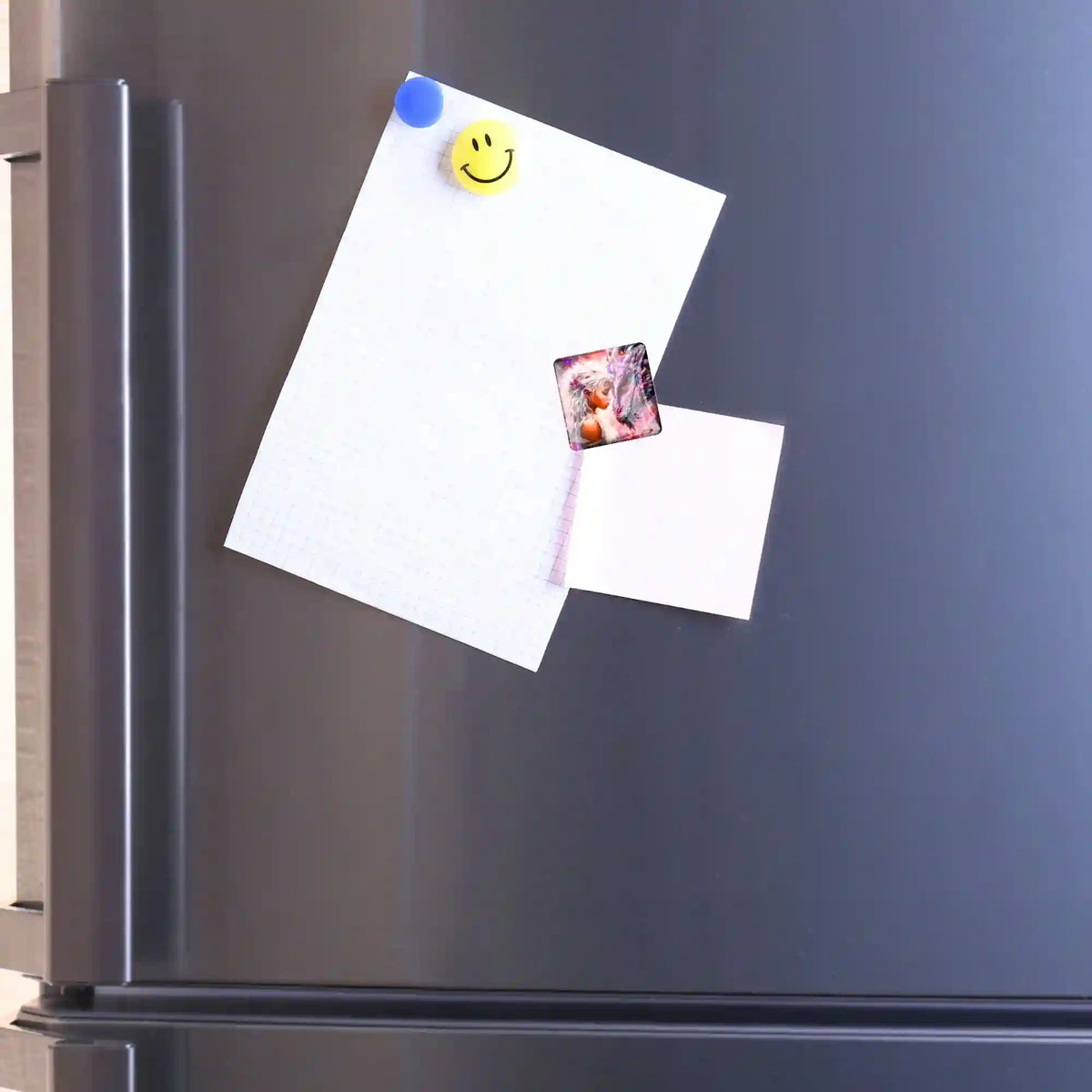 Magischer Cover Minder Seelenbund als magnetischer Helfer für Diamond Painting auf einer Kühlschranktür