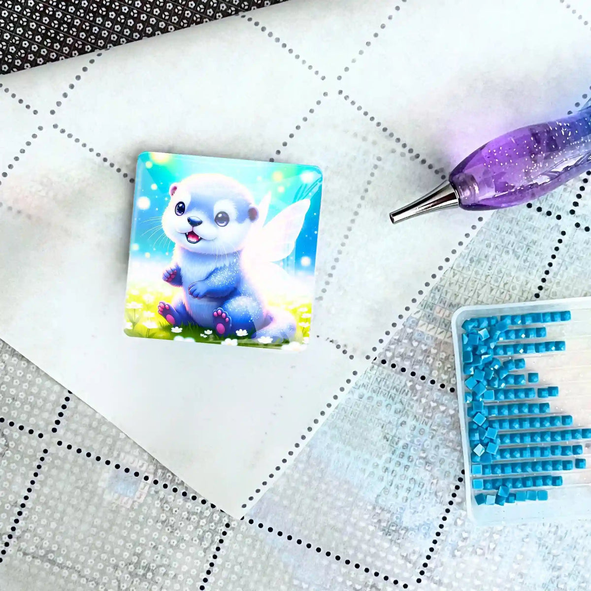 Magischer Cover Minder Feenotter Mira für Diamond Painting Zubehör auf einer Leinwand mit Stift und blauen Diamanten