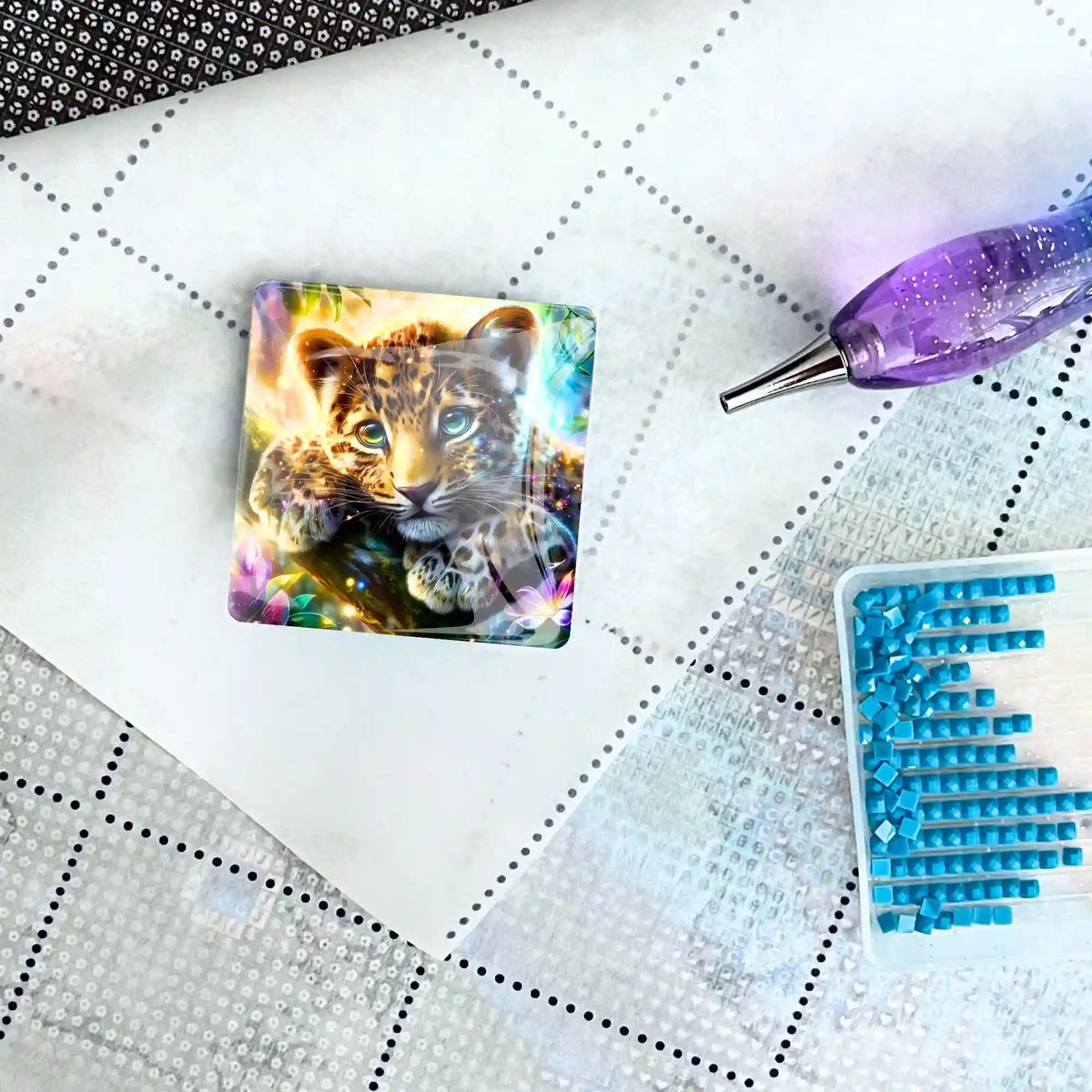 Quadratischer Diamond Painting Cover Minder mit Leopard-Motiv auf Leinwand mit Glitzer-Stift und blauem Steinchen-Set