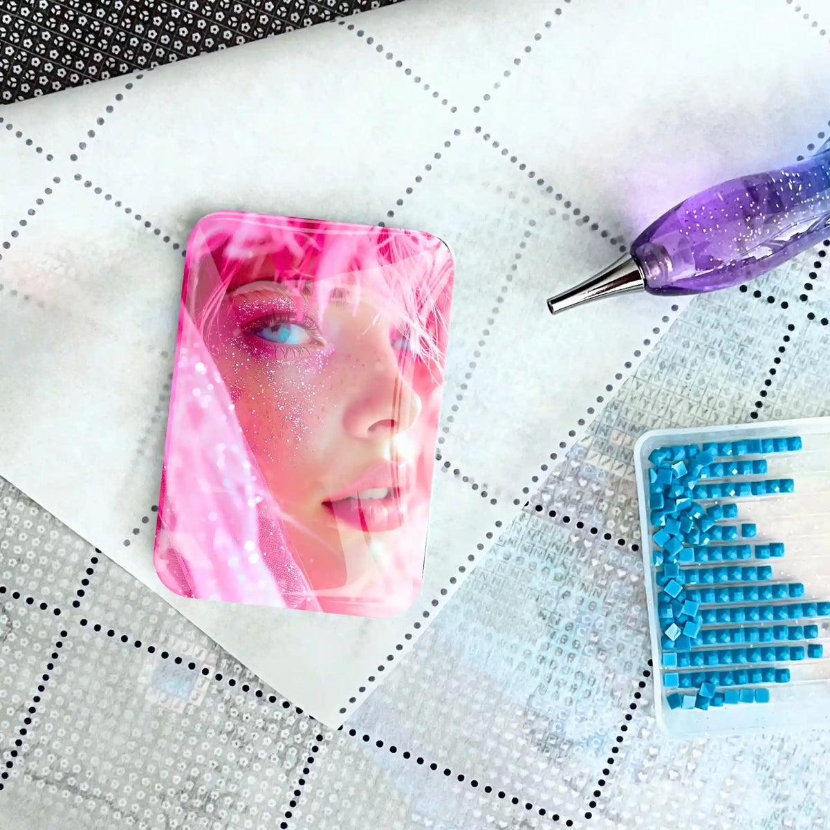 Pink Dream Diamond Painting Cover Minder als magnetisches Zubehör auf einer Leinwand mit Stift und Glitzersteinen