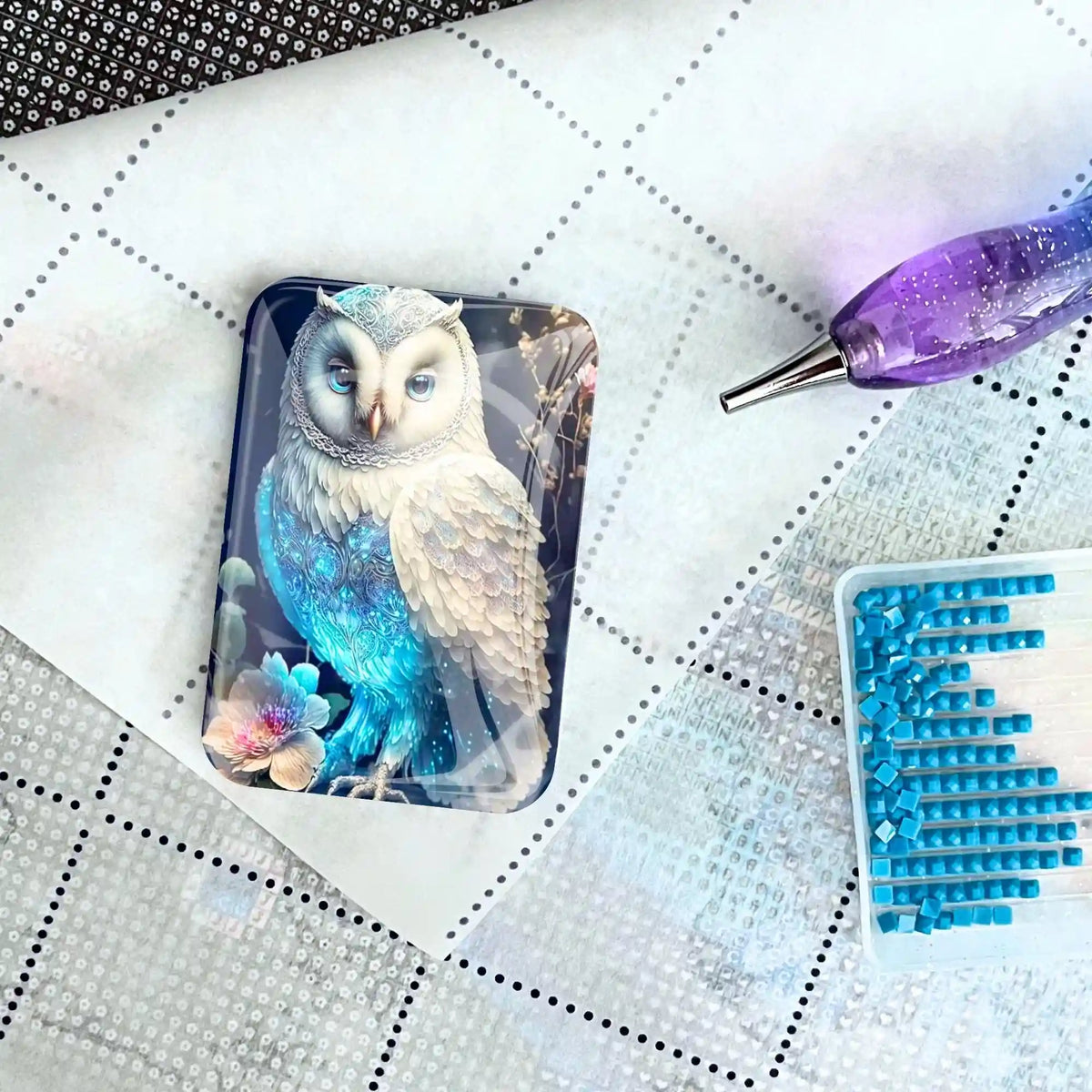 Magischer weißer Eulen Cover Minder für Diamond Painting auf einer Leinwand mit Stift und blauen Diamanten