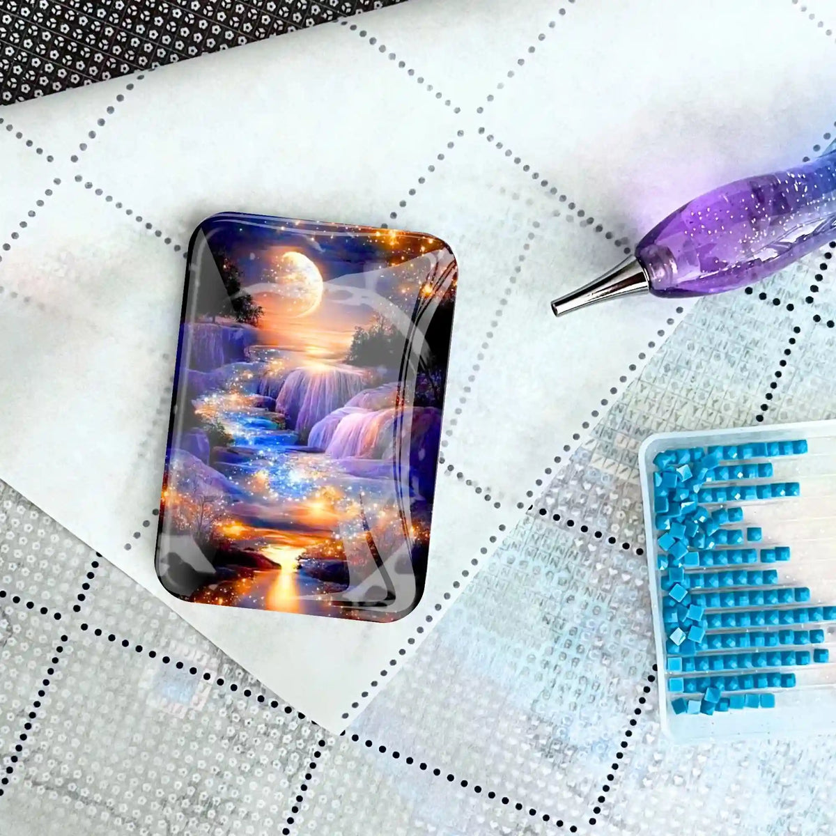 Magischer Cover Minder mit Mondlandschaft für Diamond Painting auf einer Leinwand mit Stift und Glitzersteinen