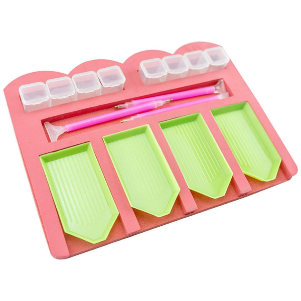 16-teiliges Diamond Painting Set mit Stiften, Steinebehältern und grünen Ablagefächern auf einem rosa Organizer-Board