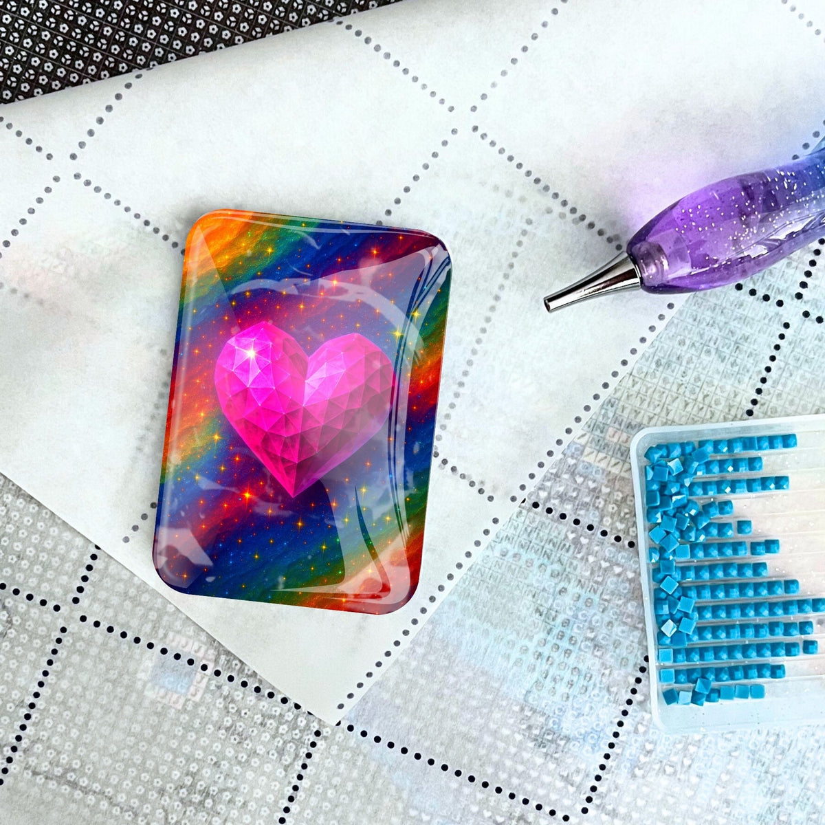 Glas Cover Minder mit Herzkristall Motiv auf einer Diamond Painting Leinwand mit Stift und blauen Diamantsteinen