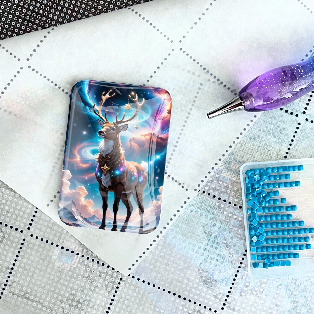 Magnetischer Cover Minder mit Rentier-Motiv auf einer Diamond Painting Leinwand mit Glitzerstift und Steinchen