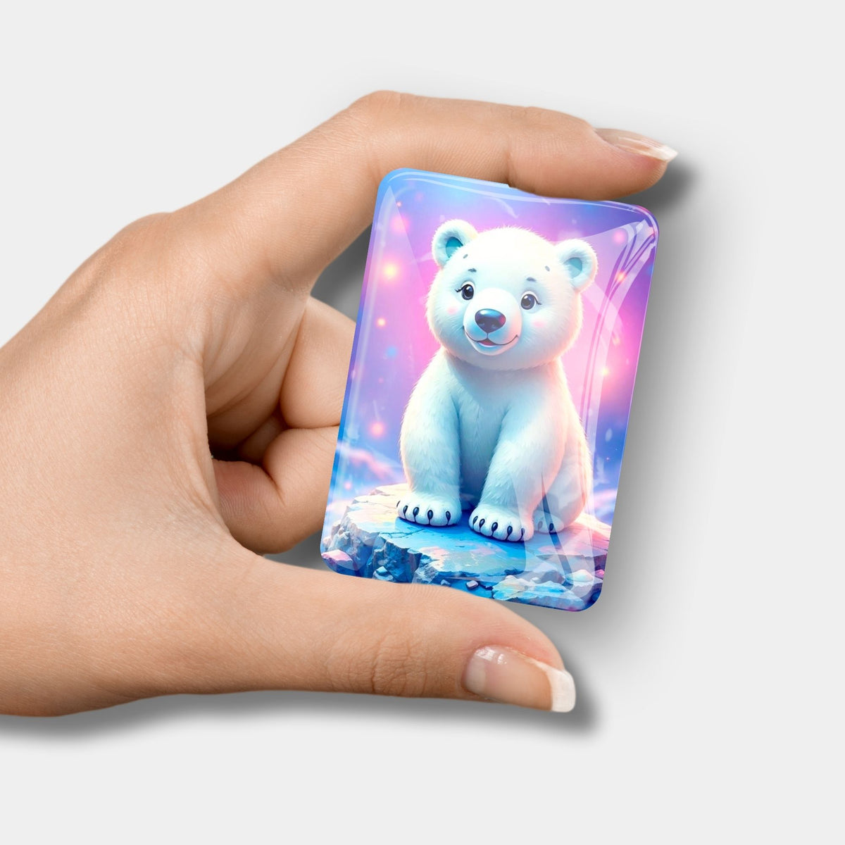 Glas Cover Minder Eisbär Hugo für Diamond Painting Zubehör mit starkem Magneten in einer Hand gehalten.