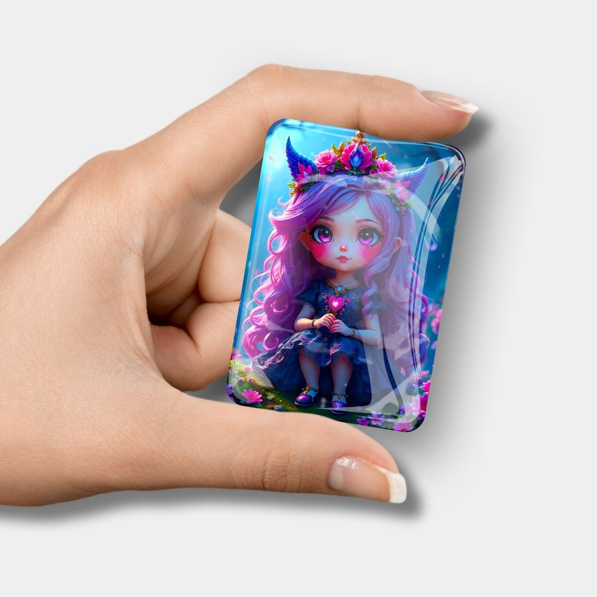 Little Violett Cover Minder aus Glas für Diamond Painting mit magischem Elfen-Motiv und glänzender Oberfläche in einer Hand