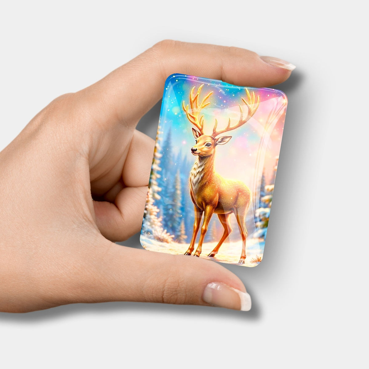 Glänzender Cover Minder mit Goldenem Hirsch Motiv für Diamond Painting Zubehör in der Hand gehalten