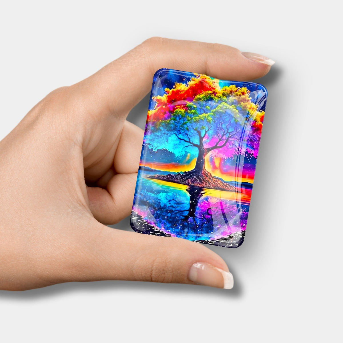 Glas Cover Minder für Diamond Painting mit buntem Regenbogen-Baum Motiv in der Hand gehalten