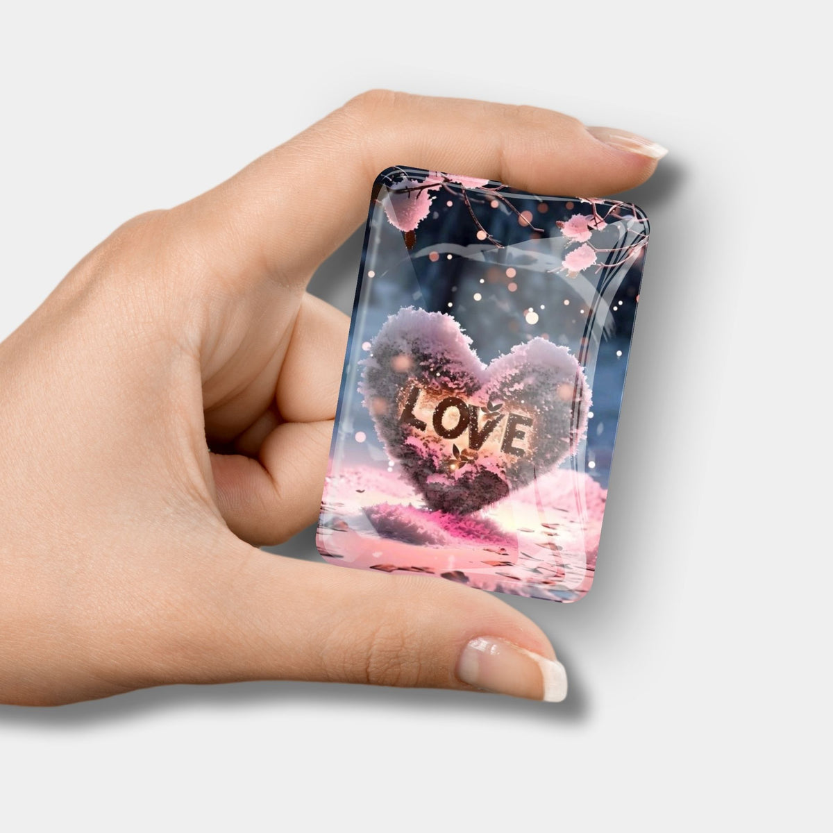 Hand hält gläsernen Love Cover Minder als nützliches Zubehör für Diamond Painting und kreative DIY-Projekte