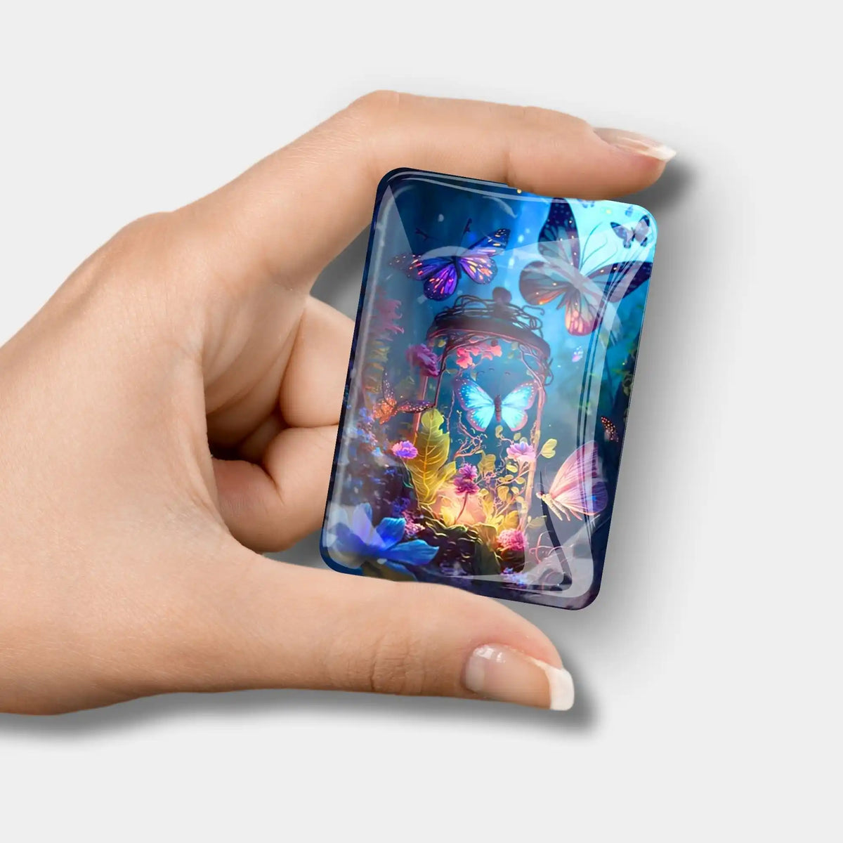 Glas Cover Minder für Diamond Painting mit Schmetterlingsmotiv in der Hand gehalten