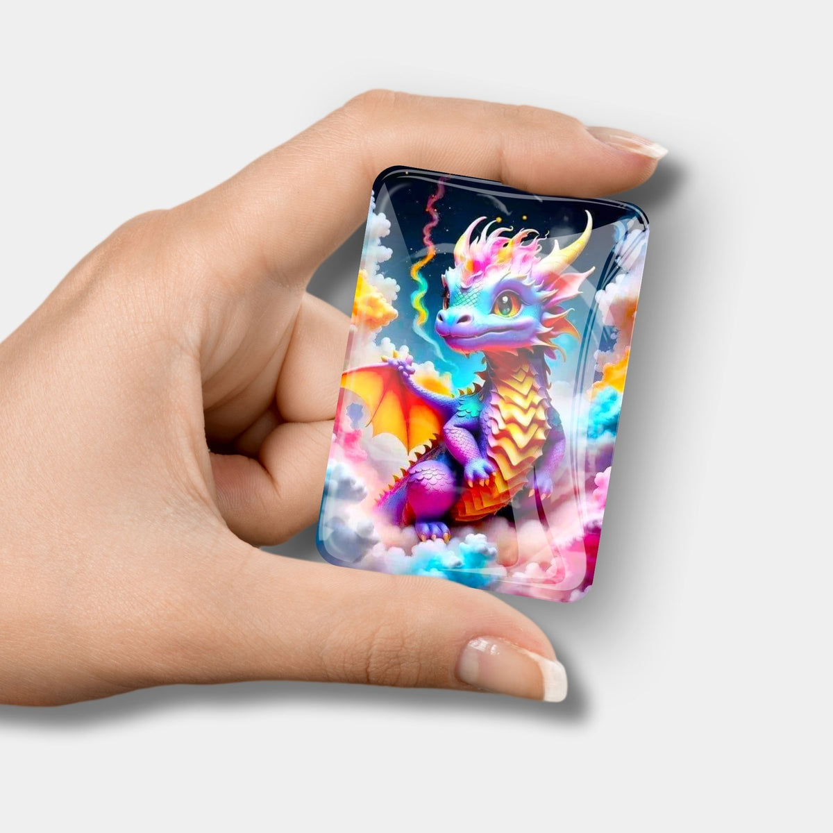 Baby Drachen Cover Minder aus Glas als praktisches Zubehör für Diamond Painting Projekte in einer Hand gehalten