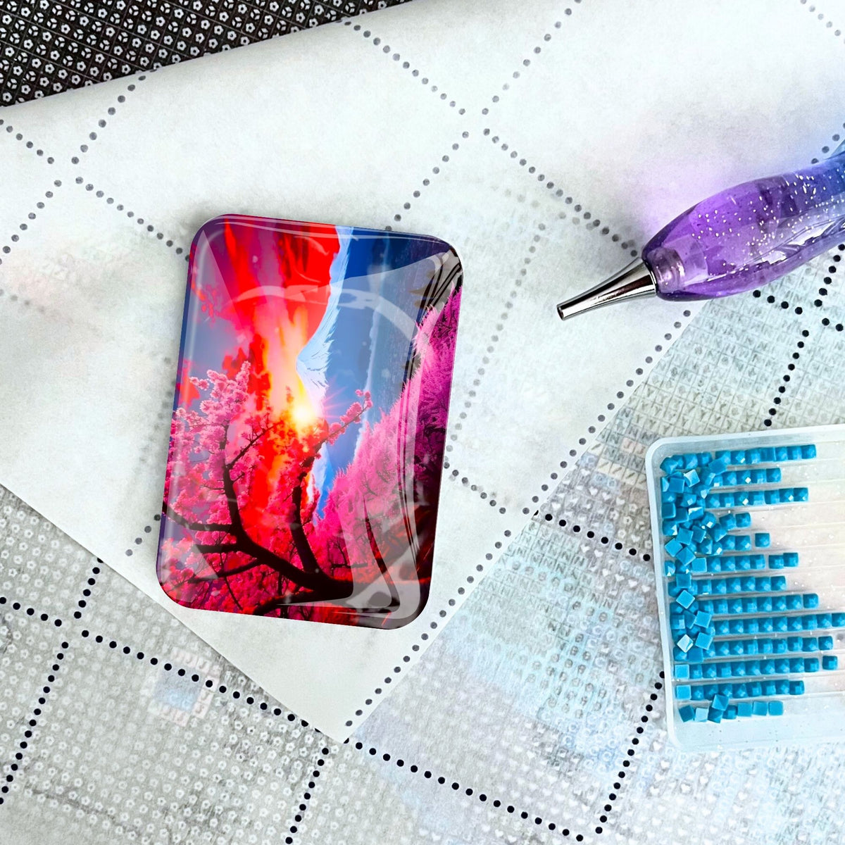 Glas Cover Minder mit Kirschblüten-Motiv für Diamond Painting auf einer Leinwand mit Stift und Steinchen