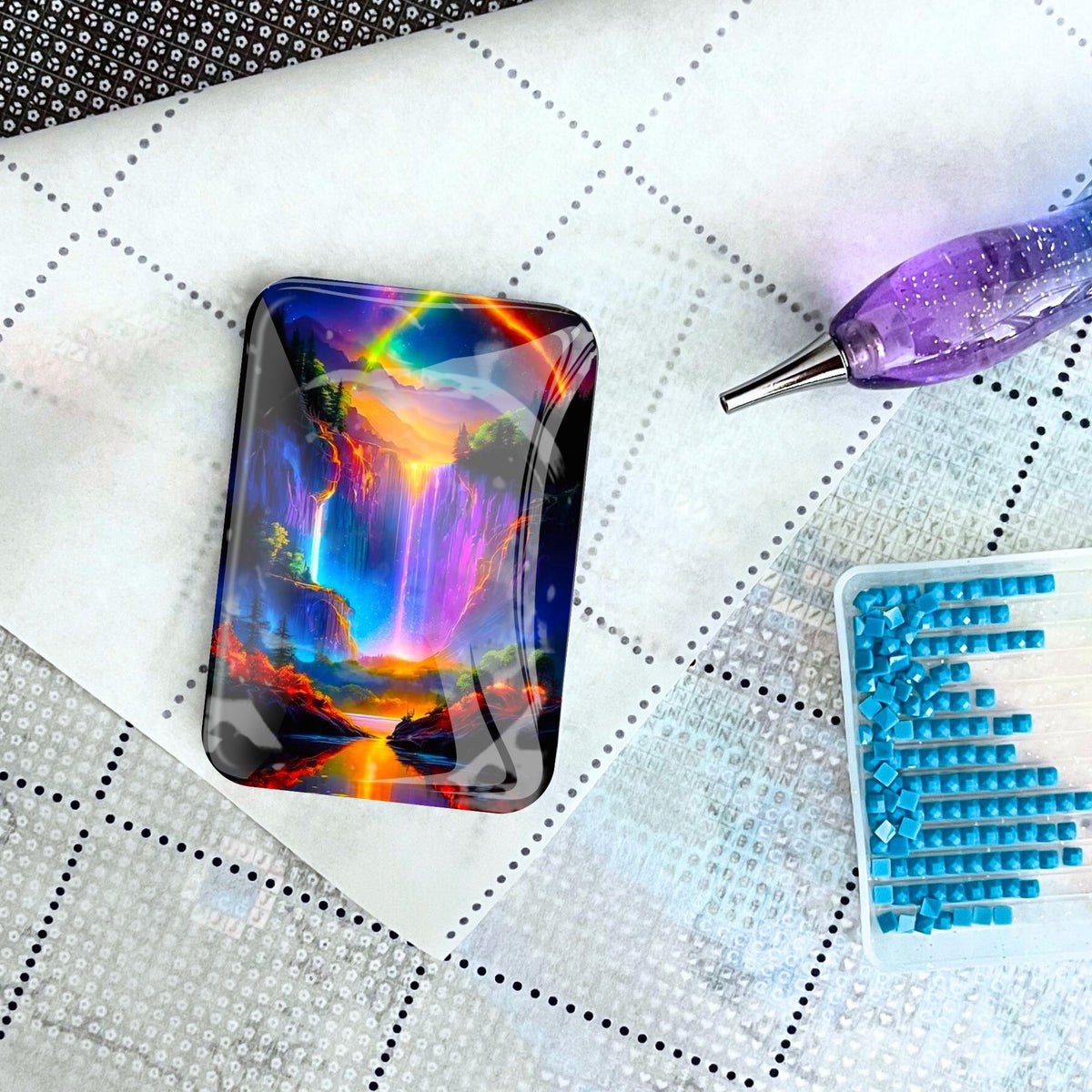 Magischer Cover Minder mit Wasserfall-Motiv auf einer Diamond Painting Leinwand mit Stift und blauen Diamanten