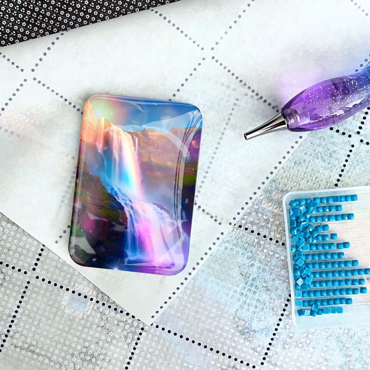 Glas Cover Minder mit Wasserfall-Motiv auf einer Diamond Painting Leinwand mit Stift und blauen Diamanten