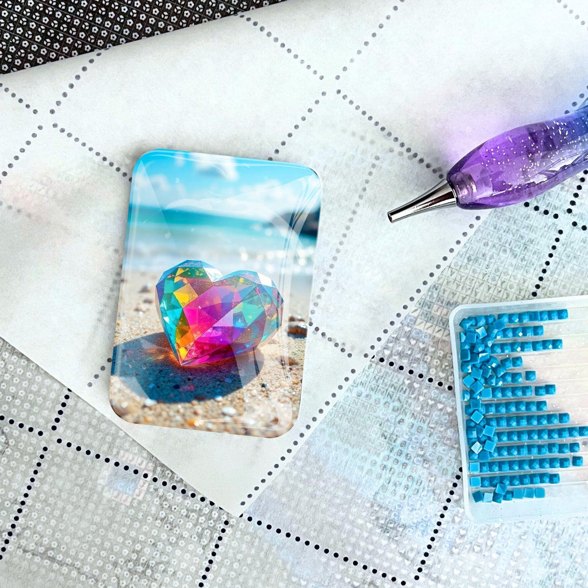 Funkelnder Diamond Painting Cover Minder als Crystal Heart auf einer Leinwand mit Stift und blauen Diamanten