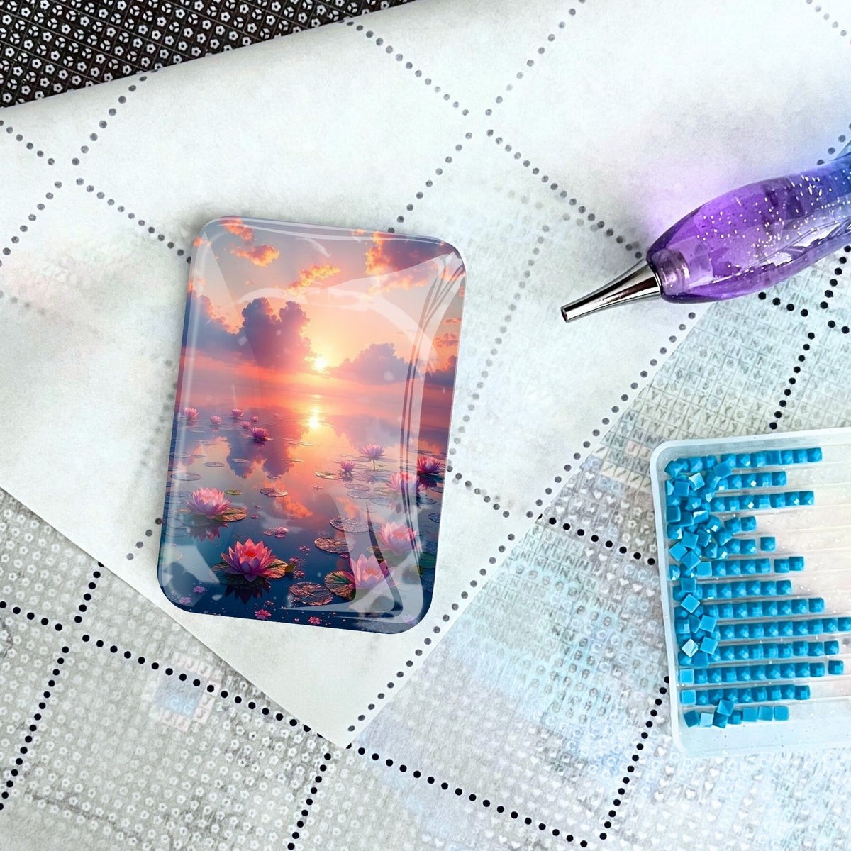 Glas Cover Minder mit Abenddämmerung Motiv auf einem Diamond Painting Set mit Stift und blauen Diamanten
