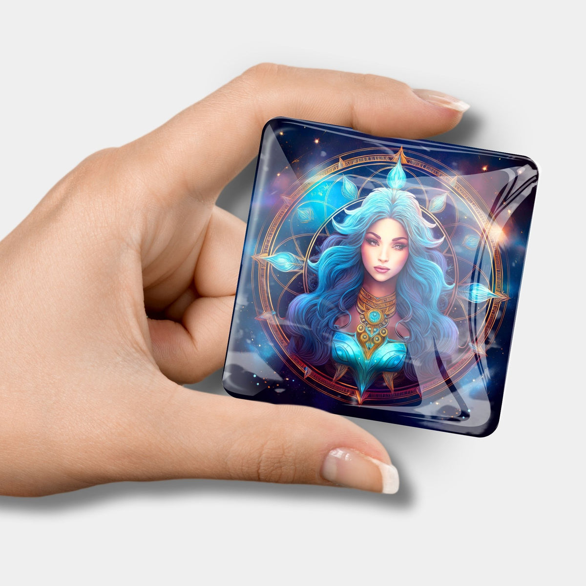 Glas Cover Minder Sternzeichen Jungfrau für Diamond Painting mit blauem Fantasy-Motiv in Hand gehalten
