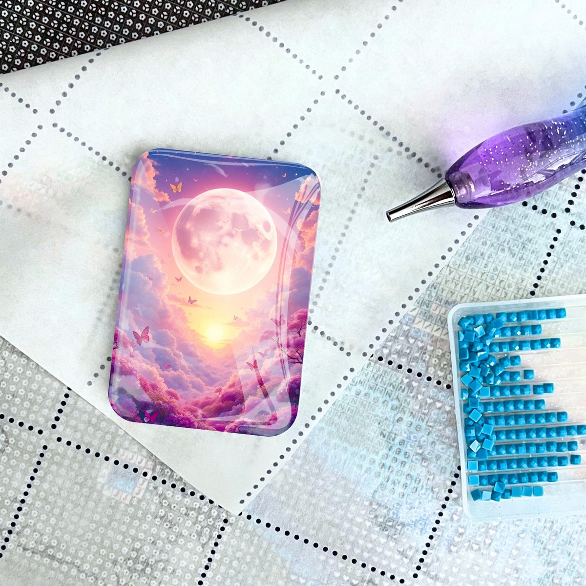 Magischer Cover Minder Wolkenreich auf einer Diamond Painting Leinwand mit Stift und blauen Diamanten