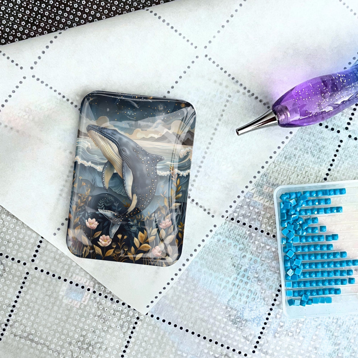 Magischer Cover Minder mit Wal-Motiv aus Glas für Diamond Painting Zubehör auf einer Leinwand