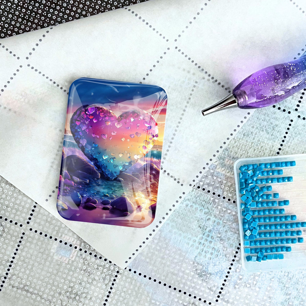 Magnetischer Glas-Cover-Minder mit Herz-Motiv für Diamond Painting auf einer Leinwand mit glitzerndem Stift