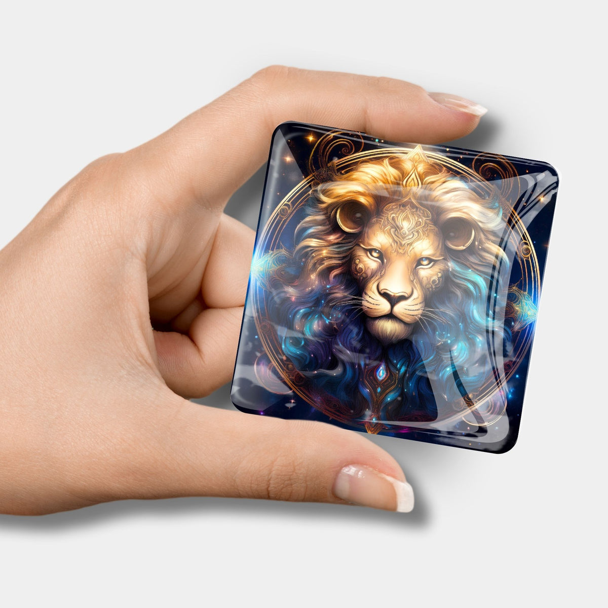 Magischer Sternzeichen Löwe Cover Minder für Diamond Painting mit glänzendem Glas-Effekt in der Hand gehalten