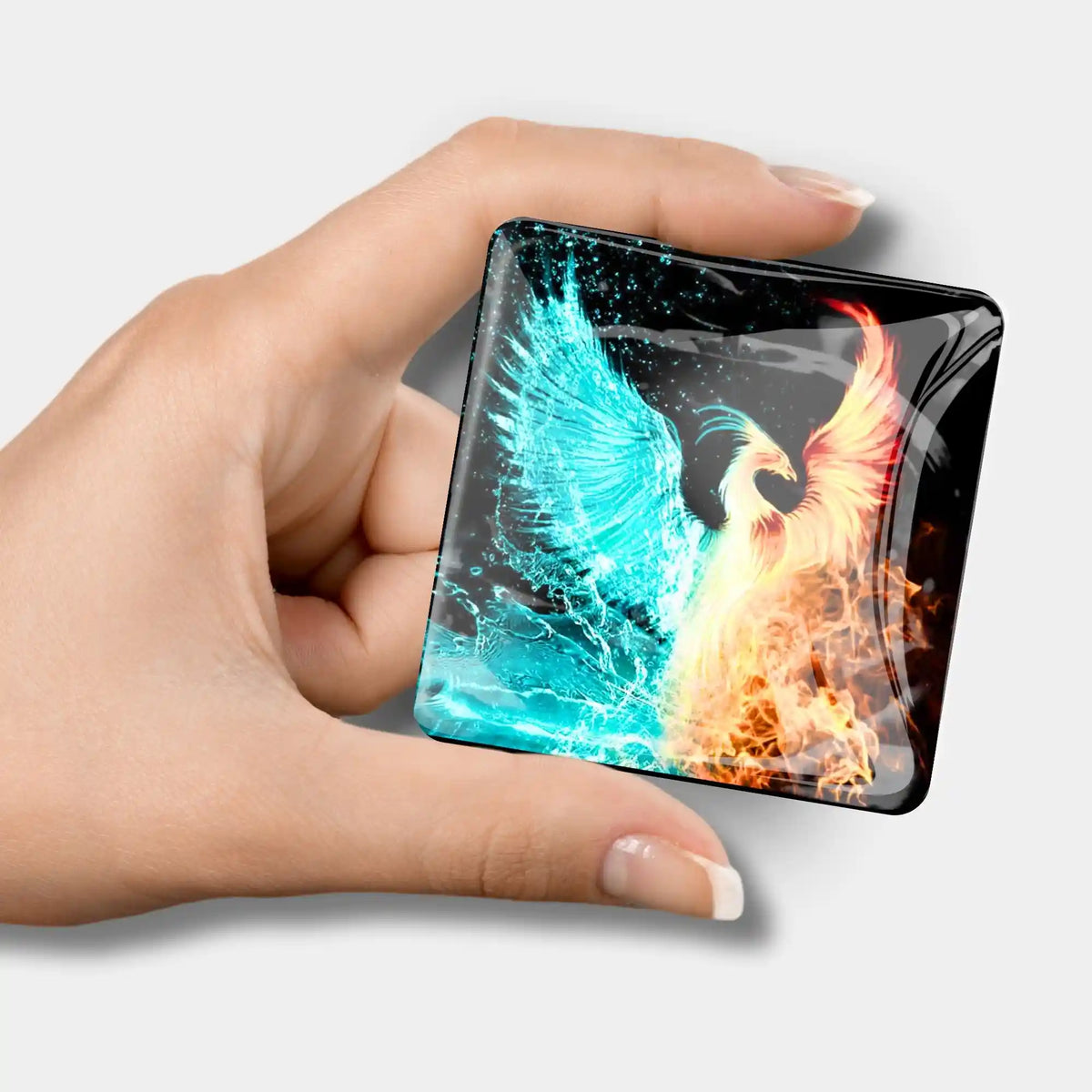 Phönix der Elemente Cover Minder aus Glas für Diamond Painting Zubehör mit Motiv in Blau und Orange in der Hand haltend