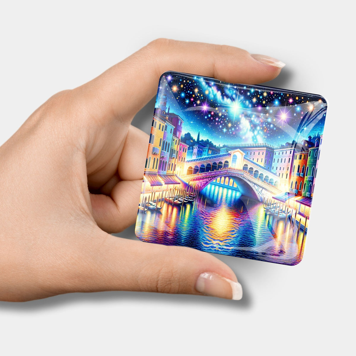 Quadratischer Diamond Painting Cover Minder Motiv Venedig bei Nacht mit funkelnden Sternen in der Hand gehalten