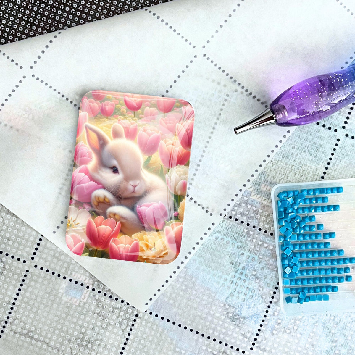 Diamond Painting Cover Minder mit Osterhäschen Motiv auf Leinwand mit Glitzersteinen und Stift