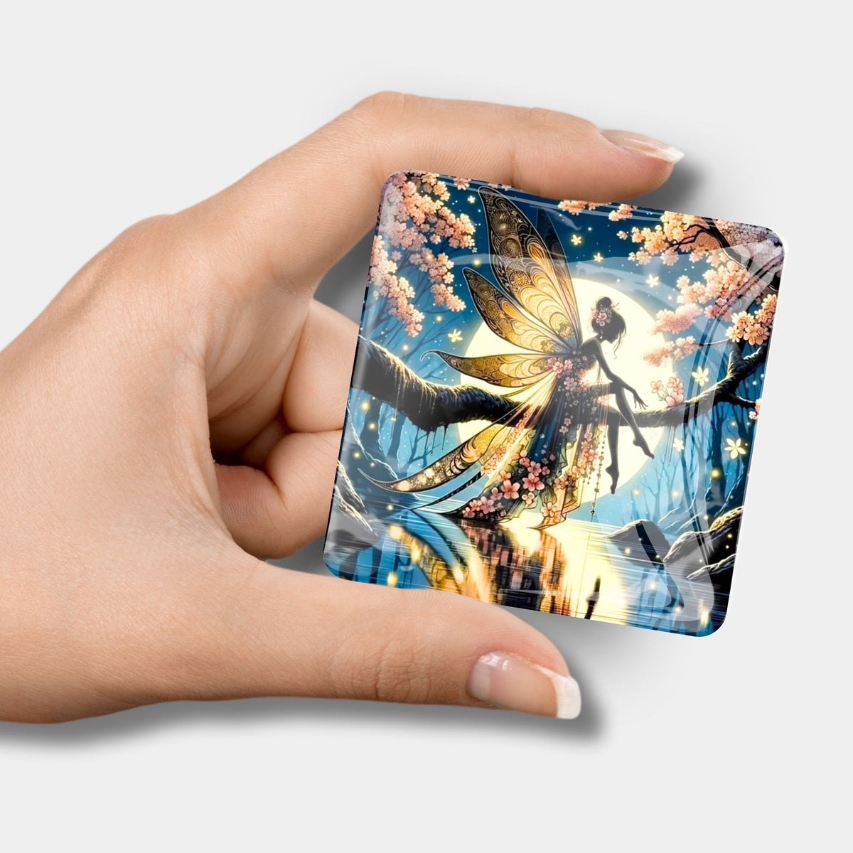 Glas Cover Minder mit Motiv Mondscheinfee für Diamond Painting Zubehör in der Hand gehalten