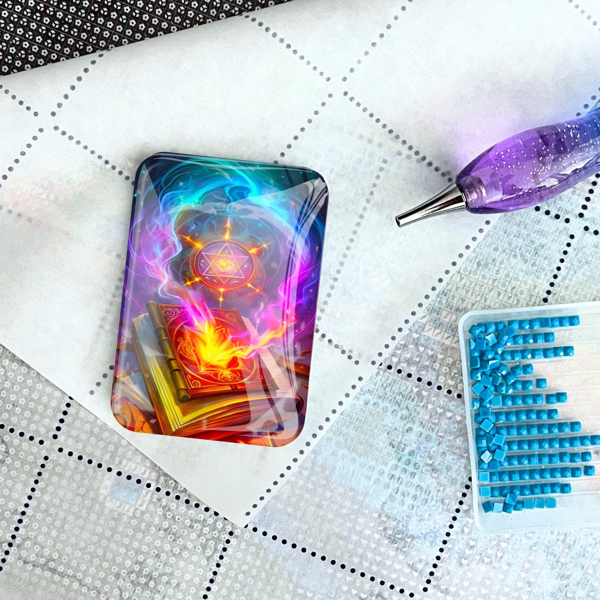 Magischer Cover Minder mit Hexenbuch-Motiv auf Diamond Painting Leinwand mit Glitzer-Stift und blauen Diamanten