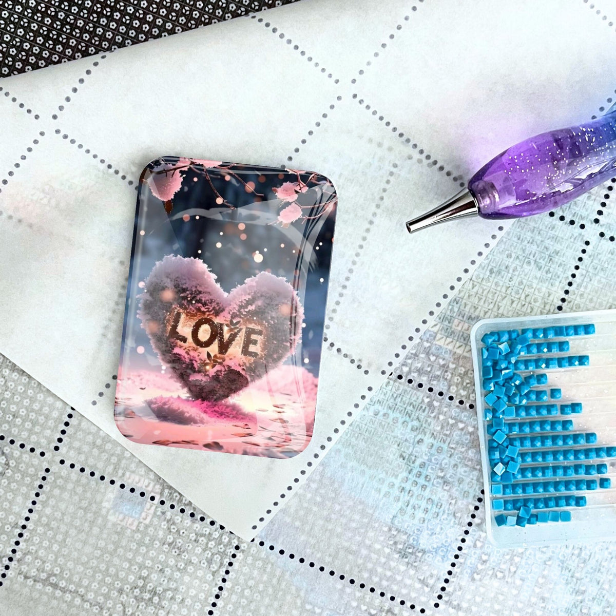 Diamond Painting Cover Minder Love Limited Edition aus Glas mit Blumenherz auf einer Leinwand mit Stift und Steinchen