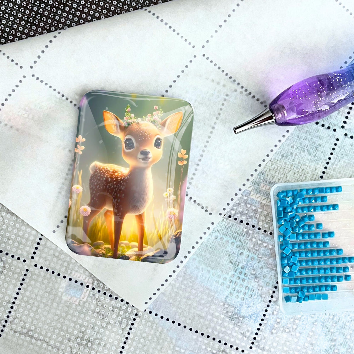 Glas Cover Minder mit Rehkitz-Motiv als praktisches Diamond Painting Zubehör glitzernd auf einer Leinwand platziert.